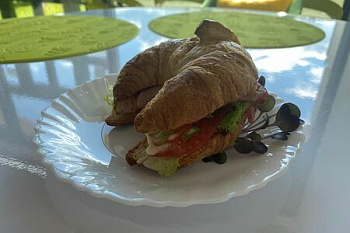 Круассан с беконом и сыром